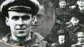 Pada tahun 1919, mekanik pesawat Freddy Jackson tewas tertimpa baling-baling pesawat dalam sebuah kecelakaan aneh. Dua hari kemudian, skuadronnya berfoto bersama. Para awak terkejut menemukan Freddy di antara mereka, meskipun ia telah meninggal dua hari sebelumnya. Foto: Boredpanda