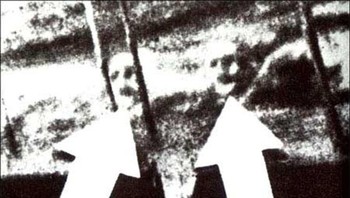 Desember 1924, dua awak kapal SS Watertown, James Courtney dan Michael Meehan, tewas akibat asap gas saat membersihkan tangki kargo kapal. Mereka dikubur di laut. Yang membuat semua orang ngeri, wajah kedua prajurit itu muncul di air keesokan harinya. Saking jelasnya, sang kapten memerintahkan untuk memotret penampakan tersebut. Para ahli memeriksa foto-foto dan negatifnya, tetapi tidak ada tanda-tanda manipulasi. Foto: Boredpanda