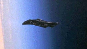 Berita serupa dimuat di St. Louis Dispatch dan San Francisco Examiner pada tahun 1954 tentang klaim pensiunan mayor penerbangan angkatan laut Donald Keyhoe bahwa Angkatan Udara AS mendeteksi dua satelit yang mengorbit Bumi, pada saat belum ada negara yang meluncurkan pesawat ruang angkasa ke luar angkasa. Satelit pertama baru diluncurkan pada tahun 1957 ketika Rusia berhasil mengirimkan Sputnik yang mengorbit Bumi. Berita ini menjadi sensasi, mendorong para ahli UFO untuk berteori bahwa satelit-satelit tersebut berusia 13.000 tahun dan berasal dari luar bumi. Foto: Boredpanda
