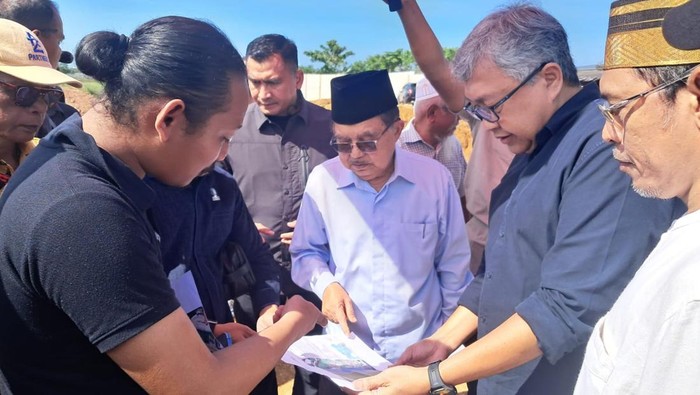 Founder PT Hadji Kalla, Jusuf Kalla (JK), saat meninjau lokasi lahan di Jalan Metro Tanjung Bunga, Makassar.