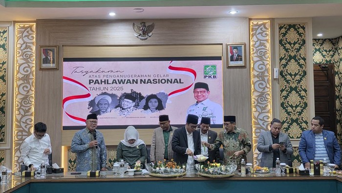 Fraksi PKB DPRD menggelar tasyakuran penganugerahan pahlawan nasional untuk tiga tokoh.