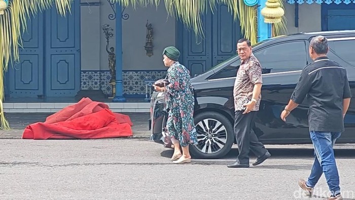 GKR Wandansari atau Gusti Moeng tiba di Keraton Solo sebelum jumenengan PB XIV Purbaya, Sabtu (15/11/2025).