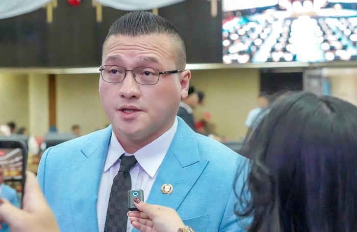 Anggota DPRD DKI Jakarta, Fraksi PDI Perjuangan Hardiyanto Kenneth Diwawancara oleh Awak Media Pada saat Rapat Paripurna di Gedung DPRD DKI Jakarta, Kebon Sirih, Jakpus.