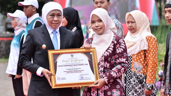Hilda saat menerima penghargaan dari Gubernur Khofifah Indar Parawansa