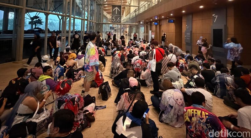 hololive Indonesia 5th Anniversary LIVE – Chromatic Future hololive Indonesia 5th Anniversary LIVE – Chromatic Future digelar di ICE BSD pada Sabtu (15/11/2025). Fans antusias mengantre jelang acara.