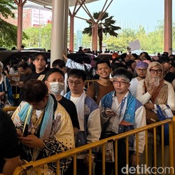 Fans Antusias Nungguin hololive Indonesia 5th Anniversary LIVE!