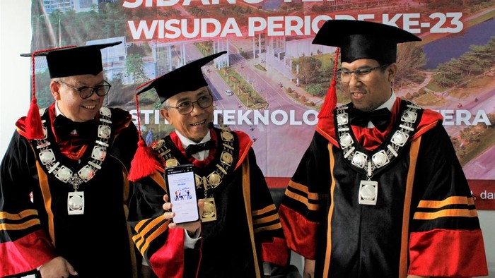 Rektor ITERA tunjukkan ijazah digital
