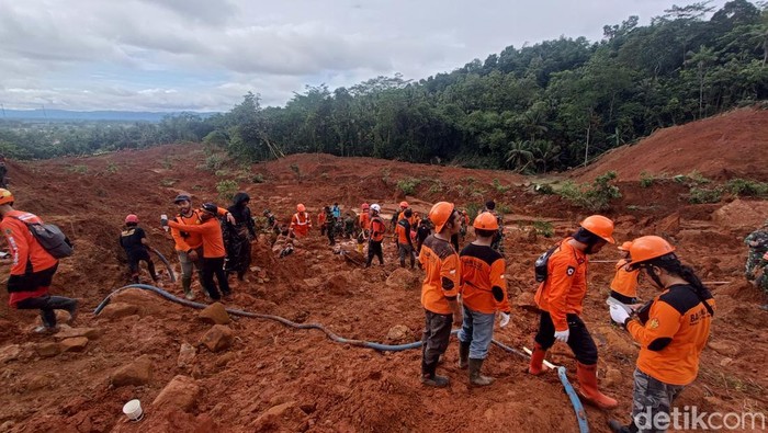 im SAR gabungan berupaya mencari korban longsor di area worksite A-2 Dusun Cibuyut, Desa Cibeunying, Kecamatan Majenang, Kabupaten Cilacap, Sabtu (15/11/2025).