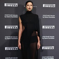 Adapun anting besar emerald yang menambah warna dalam gayanya yang gelap. Foto: Max Cisotti/Dave Benett/Getty Im/Dave Benett