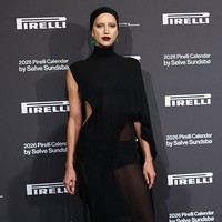 Dalam acara perilisan Pirelli Callender 2026, Irina mengenakan busana yang tetap seksi tapi kali ini lebih unik. Ia mengenakan dress hitam yang transparan dengan detail cut out yang dipadukan ‘skull cap’. Foto: Max Cisotti/Dave Benett/Getty Im/Dave Benett