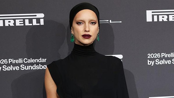 Gaya Mengejutkan Irina Shayk, Alis Di-bleaching Hingga Pamer Underwear