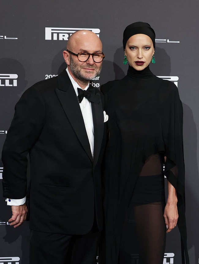 Irina Shayk memang menjadi bintang dalam kalender tahunan Pirelli kali ini. Pertama kalinya tampil sebagai model, ia bekerja sama dengan fotografer Solvo Sundsbo yang mengusung tema kekuatan dan kecantikan dari elemen alam. Foto: Max Cisotti/Dave Benett/Getty Im/Dave Benett