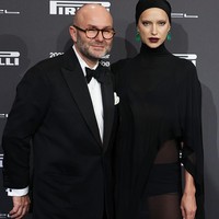 Irina Shayk memang menjadi bintang dalam kalender tahunan Pirelli kali ini. Pertama kalinya tampil sebagai model, ia bekerja sama dengan fotografer Solvo Sundsbo yang mengusung tema kekuatan dan kecantikan dari elemen alam. Foto: Max Cisotti/Dave Benett/Getty Im/Dave Benett