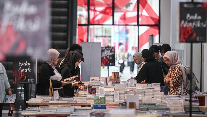 Pengunjung memilih buku saat Jakarta International Literary Festival di Taman Ismail Marzuki, Jakarta, Jumat, (14/11/2025). Festival literasi bertajuk The Homeland in Our Bodies atau Tanah Air dalam Tubuh Kita tersebut menyuguhkan bazar buku dari penerbit independen dan sejumlah kegiatan literasi lainnya yang berlangsung hingga 16 November 2025. ANTARA FOTO/Sulthony Hasanuddin