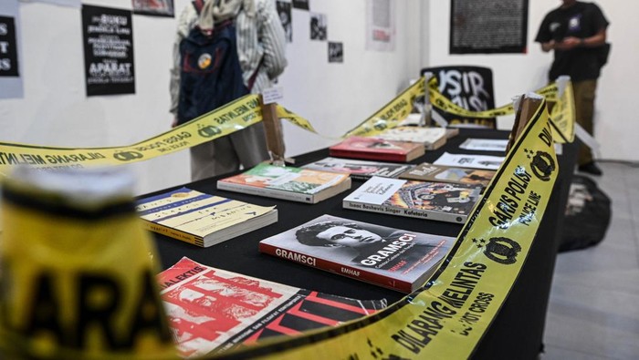 Pengunjung memilih buku saat Jakarta International Literary Festival di Taman Ismail Marzuki, Jakarta, Jumat, (14/11/2025). Festival literasi bertajuk The Homeland in Our Bodies atau Tanah Air dalam Tubuh Kita tersebut menyuguhkan bazar buku dari penerbit independen dan sejumlah kegiatan literasi lainnya yang berlangsung hingga 16 November 2025. ANTARA FOTO/Sulthony Hasanuddin