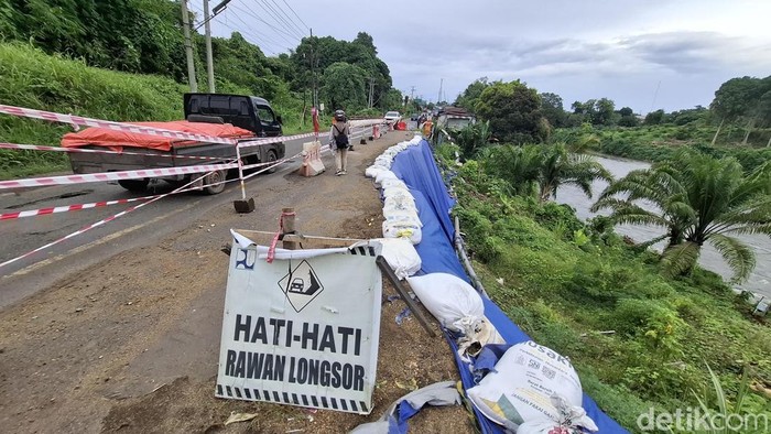 Kondisi badan Jalinsum dekat jembatan di Musi Rawas yang hampir longsor