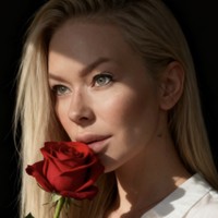 “Setelah puluhan tahun dikenal karena tubuh dan dosa saya, kini saya dibaptis dan membantu orang lain menemukan Yesus juga,” tulis wanita 51 tahun itu di Instagramnya.  Foto: dok. Instagram @jennacantlose