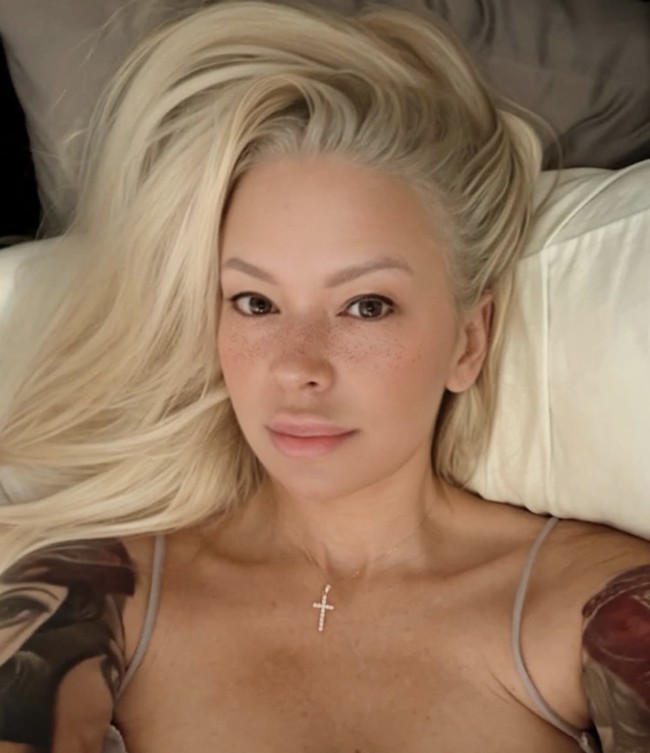 Beberapa waktu lalu, Jameson sudah tampak lebih religius lewat unggahannya yang membagikan foto dirinya pada usia 18 dan 51 tahun. Ia menulis tentang rasa syukur tentang menemukan imannya kembali. Foto: dok. Instagram @jennacantlose