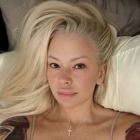 Beberapa waktu lalu, Jameson sudah tampak lebih religius lewat unggahannya yang membagikan foto dirinya pada usia 18 dan 51 tahun. Ia menulis tentang rasa syukur tentang menemukan imannya kembali. Foto: dok. Instagram @jennacantlose