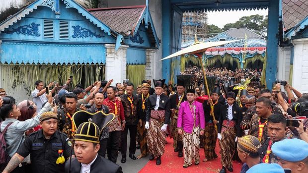 Jumenengan Raja Solo PB XIV Kanjeng Gusti Pangeran Adipati Anom (KGPAA) Hamangkunegoro Sudibyo Rajaputra Narendra Mataram atau Gusti Purbaya (kanan) membacakan sabda dalem saat Jumenengan Dalem Nata Bhinayangkare atau upacara penobatan raja baru bergelar atau Sampeyan Dalem Ingkang Sinuhun Kanjeng Susuhunan (SISKS) Pakubowono XIV di Keraton Kasunanan Surakarta Hadiningrat, Solo, Jawa Tengah, Sabtu (15/11/2025). Upacara adat tersebut digelar untuk mengumumkan Hamangkunegoro sebagai pewaris tahta Keraton Surakarta Hadiningrat menggantikan ayahnya, Pakubuwana XIII yang wafat Minggu (2/11/2025). ANTARAFOTO/Maulana Surya
