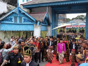 Video: Momen Penobatan Raja Baru Keraton Solo Paku Buwono XIV Purbaya