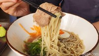 Jika ingin pilihan hidangan yang hangat, bisa memesan ramen di sini. Tekstur mie yang lembut dengan kuah kaldu yang ringan segar berempah bisa meningkatkan energi tubuh. Foto: Diah Afrilian/detikcom