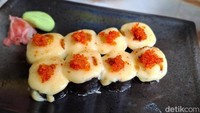 Selain itu ada juga sushi roll dengan isian kani. Rasanya sederhana, cocok untuk dipesan sambil ngemil santai atau sembari berbincang. Foto: Diah Afrilian/detikcom