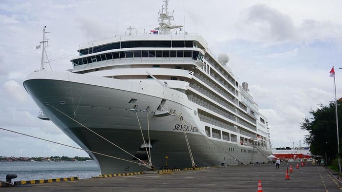Kapal pesiar Silver Moon bersandar di dermaga internasional Pelabuhan Benoa, Denpasar, Bali, Jumat (14/11/2025). (Foto: Dok. Pelindo Bali)