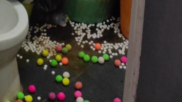 Kapur barus di kamar mandi rumah korban. Kapur barus di kamar mandi rumah korban.