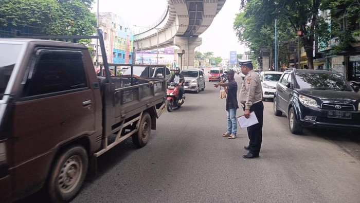 Polisi saat melakukan olah TKP nenek 82 tahun di Palembang tewas ditabrak motor saat hendak menyeberang
