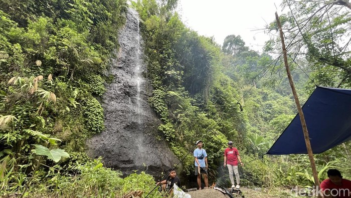 Keindahan Air Terjun Tretes yang ada di Desa Tajungsari, Kecamatan Tlogowungu, Pati, Sabtu (15/12/2025).