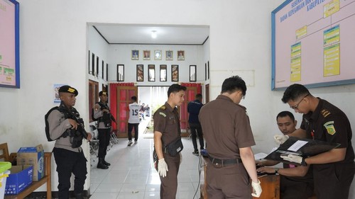 Kejari Flores Timur menyita sebanyak 1.297 dokumen hingga uang tunai Rp 30 juta saat menggeledah kantor BKPSDM Flores Timur pada Jumat (14/11/2025).