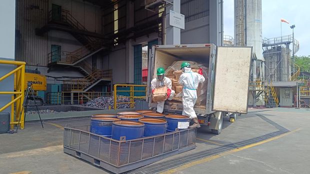 Deputi Pengendalian dan Pencemaran Kerusakan Lingkungan (PPKL) Rasio Ridho Sani memusnahkan lima ton udang yang terpapar radioaktif asal Cikande di PT Prasadha Pamunah Limbah Industri (PPLI), Klapanunggal, Bogor, Jawa Barat, Sabtu (15/11/2025).