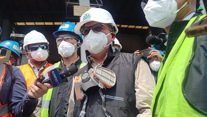 Deputi Pengendalian dan Pencemaran Kerusakan Lingkungan (PPKL) Rasio Ridho Sani memusnahkan lima ton udang yang terpapar radioaktif asal Cikande di PT Prasadha Pamunah Limbah Industri (PPLI), Klapanunggal, Bogor, Jawa Barat, Sabtu (15/11/2025).