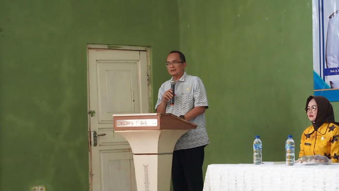 Kepala DPPKB Sukabumi bersama para kader dan peserta rakor berfoto bersama usai sesi pemaparan materi percepatan penurunan stunting.