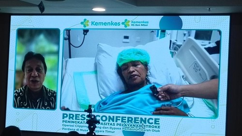 Ketika Menkes RI Budi Gunadi Sadikin, berdialog dengan pasien telah selesai operasi di RSUP Ben Mboi, Sabtu (15/11/2025). (Simon Selly/detikBali)