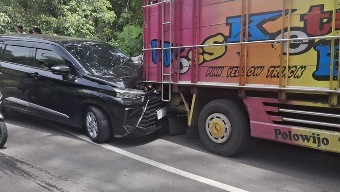 Kondisi kap mobil SUV hitam yang ringsek setelah dihantam oleh truk yang mundur di jalan menanjak Desa Cepaka, Kecamatan Kediri, Tabanan, Sabtu (15/11/2025). (Istimewa)