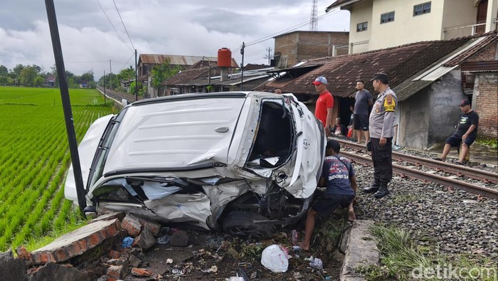 Kondisi Mobil Toyota Rush, usai mengalami kecelakaan lalulintas dengan Kereta Api Batara Kresna, di Kampung Tegalrejo, Kelurahan Begajah, Kecamatan/kabupaten Sukoharjo, Sabtu (15/11/2025).