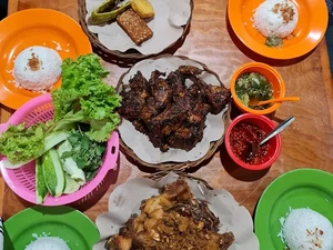 Mau Jajan di BKT? Ini 7 Makanan Enak yang Bisa Kamu Coba
