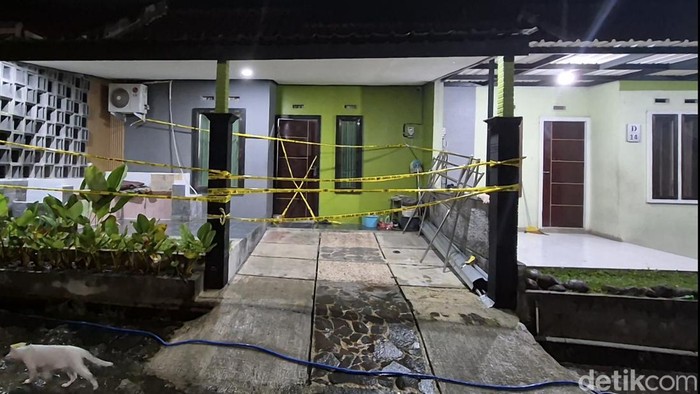 Lokasi penemuan mayat pria tergantung di kamar mandi dengan pisau tertancap di dada di Kecamatan Boja, Kendal, Jumat (14/11/2025) malam.