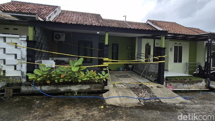 Lokasi rumah tempat ditemukannya warga menggantung dan dadanya tertancap pisau di Kendal.