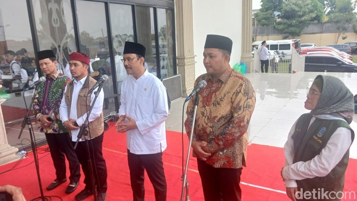 Menteri Sosial Saifullah Yusuf atau Gus Ipul melaksanakan dialog Kesejahteraan Sosial dan Sekolah Rakyat di Gedung Kesenian Darmoyudo, Kota Pasuruan.