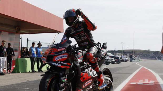 MOTOR-MOTOGP-PORTUGAL/ MotoGP - Portuguese Grand Prix - Algarve International Circuit, Portimao, Portugal - November 9, 2025 Aprilia Racing's Marco Bezzecchi celebrates after winning the MotoGP race REUTERS/Marcelo Del Pozo