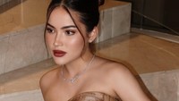 Nicole Parham berpose di tangga dengan memakai gaun coklat bergaya strapless. Auranya makin terpancar dengan gaya rambut digelung. Foto: Instagram @nicoleparham_