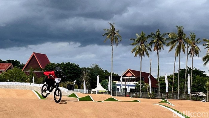 Nur Sifa Amellya dengan nomor punggung 131 saat menaklukkan sirkuit Muncar pada Banyuwangi BMX Supercross 2025.