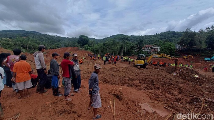 Operasi pencarian korban hilang di Desa Cibeunying, Kecamatan Majenang, Kabupaten Cilacap, Sabtu (15/11/2025).