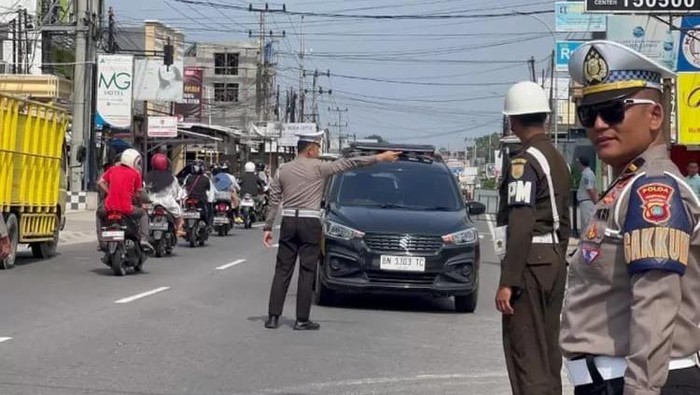 Polisi saat melakukan operasi lalu lintas.