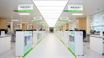 Agar kualitas luar biasa dapat terpenuhi sejak awal, Oppo bekerja sama dengan lembaga pengujian internasional seperti TÜV Rheinland, TÜV SÜD, dan SGS, serta menerapkan standar yang jauh lebih tinggi dari rata-rata industri. Foto: Oppo