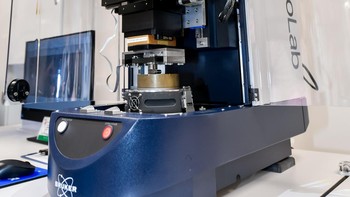 Lab ini dilengkapi lebih dari 200 instrumen presisi tinggi, termasuk spektrometer termahal kedua yang digunakan dalam industri, memungkinkan Oppo melakukan karakterisasi dan validasi material kelas dunia. Foto: Oppo