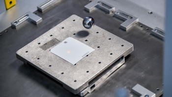 Terobosan besar yang lahir dari lab ini mencakup kaca nanokristal ultra-tipis yang meningkatkan perlindungan jatuh hingga 400%, engsel baja anti-aus yang mampu bertahan satu juta lipatan, serta serat kelas aerospace yang 50% lebih tipis namun 4 kali lebih kuat. Foto: Oppo